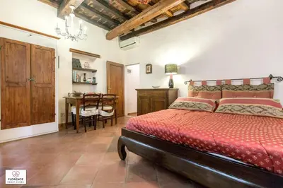 Letto o letti in una camera di Florentine Apt Pontevecchio by Florence Sweet Homes