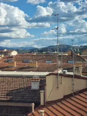 Vista generica sulle montagne o vista sulle montagne dall'interno dell'appartamento