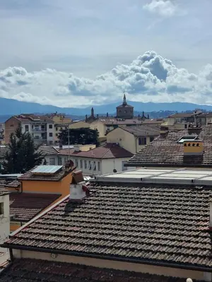 Vista generica sulle montagne o vista sulle montagne dall'interno dell'appartamento