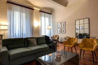 Area soggiorno di Pergola Apartment by Mamo Florence