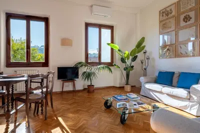 Area soggiorno di Bright and Spacious Arno View Apartment
