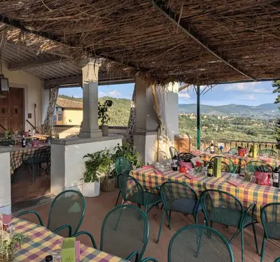 Vista generica sulle montagne o vista sulle montagne dall'interno dell'agriturismo