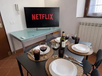 TV o dispositivi per l'intrattenimento presso Oasis Apartment, Vasca Idromassaggio e Parcheggio