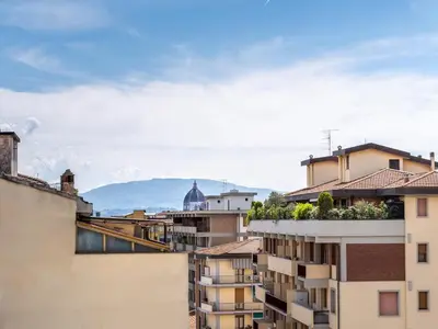 Vista generica sulle montagne o vista sulle montagne dall'interno dell'appartamento