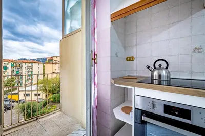 Cucina o angolo cottura di YD Bright 2 Bedrooms, Equipped Kitchen