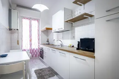Cucina o angolo cottura di YD Bright 2 Bedrooms, Equipped Kitchen