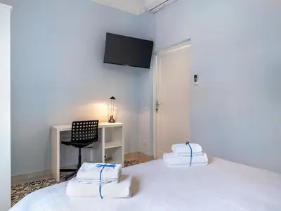 Letto o letti in una camera di Uffizi Gallery Central Spacious 3BR Apartment