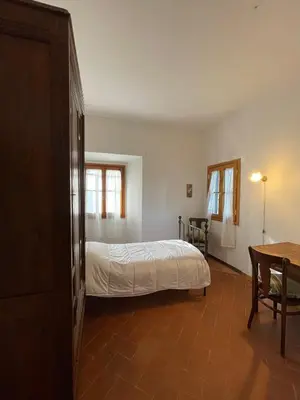 Letto o letti in una camera di Casa per la Pace