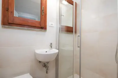 Bagno di Astonishing 2BR in centric in Florencia