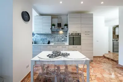 Cucina o angolo cottura di Iris Apartment with Jacuzzi - Easy City Access