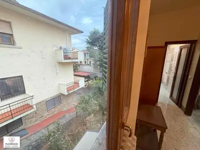 Balcone o terrazza di Bellissimo terratetto con giardino e posto auto by Florence Sweet Homes