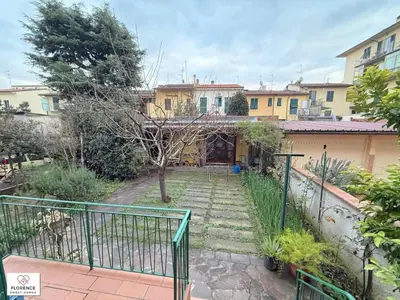 Giardino di Bellissimo terratetto con giardino e posto auto by Florence Sweet Homes