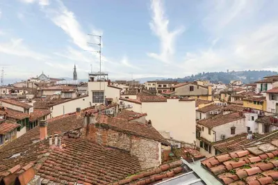 Vista generica sulle montagne o vista sulle montagne dall'interno dell'appartamento