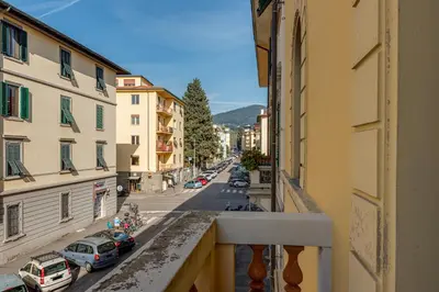 Vista generica sulle montagne o vista sulle montagne dall'interno dell'appartamento