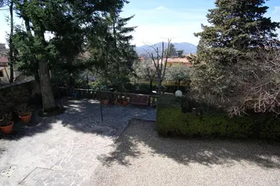 Vista generica sulle montagne o vista sulle montagne dall'interno dell'appartamento