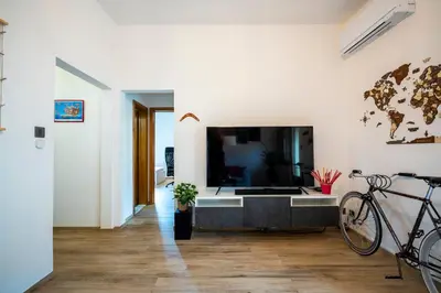 TV o dispositivi per l'intrattenimento presso Cozy 2 bedrooms Home, 8' Airport, 15' Center