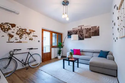 Area soggiorno di Cozy 2 bedrooms Home, 8' Airport, 15' Center