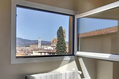 Vista generica sulle montagne o vista sulle montagne dall'interno dell'appartamento