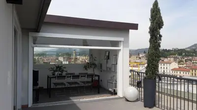 Vista generica sulle montagne o vista sulle montagne dall'interno dell'appartamento