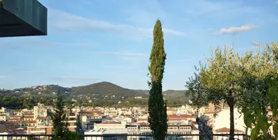 Vista generica sulle montagne o vista sulle montagne dall'interno dell'appartamento