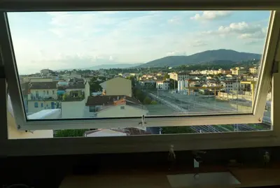 Vista generica sulle montagne o vista sulle montagne dall'interno dell'appartamento