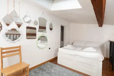 Letto o letti in una camera di Sant'Amborgio Top Floor Studio
