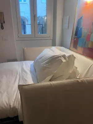 Letto o letti in una camera di Fully Renovated Cosy Oltrarno Apartment with patio