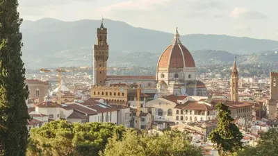 Vista generica sulle montagne o vista sulle montagne dall'interno dell'appartamento