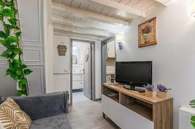 TV o dispositivi per l'intrattenimento presso Charming retreat with private outdoor near Santa Croce