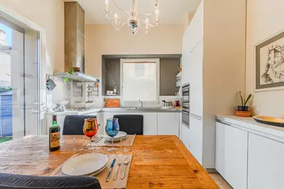Cucina o angolo cottura di Cozy retreat with private Garden & hot tub