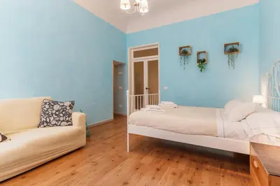 Letto o letti in una camera di Sunny San Lorenzo Flat Spacious Warm Sleeps 4