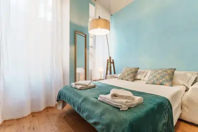 Letto o letti in una camera di Sunny San Lorenzo Flat Spacious Warm Sleeps 4