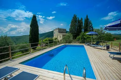 Piscina di Medieval Castle From 1100 In Chianti o nelle vicinanze