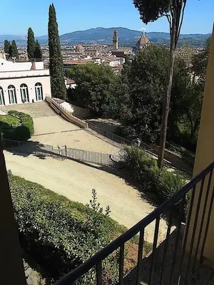 Vista generica sulle montagne o vista sulle montagne dall'interno dell'hotel