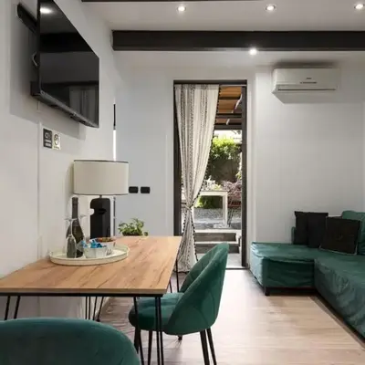 Nadia's Lovely Home - WITH PRIVATE GARDEN AND JACUZZI
