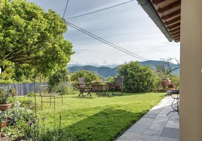 Vista generica sulle montagne o vista sulle montagne dall'interno della casa vacanze