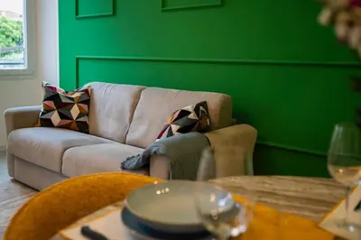 Area soggiorno di Bright & Stylish Florence Apt 10 from SMN