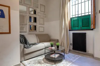 Area soggiorno di Casine Apartment by Mamo Florence