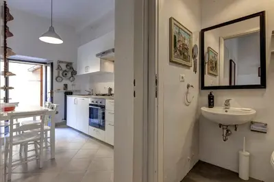 Cucina o angolo cottura di Casine Apartment by Mamo Florence
