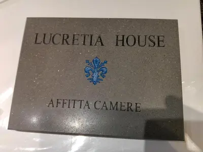 Certificato, attestato, insegna o altro documento esposto da Lucretia House