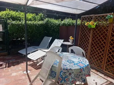 Patio o area all'aperto di La Piccola Oasi con parcheggio