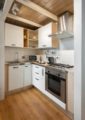Cucina o angolo cottura di Via Cimabue 8b - Florence Charming Apartments - Metropolitan Loft in Florence - 20 minute walk to city center - excellent base for exploring - less than 5 minute walk to the supermarket - amazing bakery on the corner