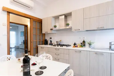 Cucina o angolo cottura di Godi Fiorenza Suite - Duomo a 15 Minuti e Aeroporto a 4 Minuti con Tramvia T2