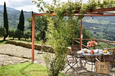 Vista generica sulle montagne o vista sulle montagne dall'interno of country house