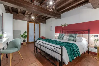 Letto o letti in una camera di Wine Apartments Florence Ciliegiolo