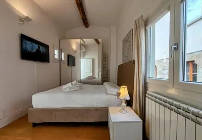Letto o letti in una camera di Borgo San Jacopo Superior by 360Rentals