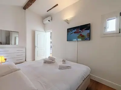 Letto o letti in una camera di Borgo San Jacopo Superior by 360Rentals