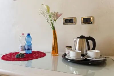 Set per la preparazione di tè e caffè presso Hotel California