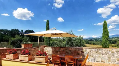 Vista generica sulle montagne o vista sulle montagne dall'interno del bed & breakfast