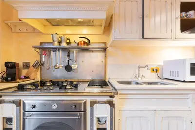 Cucina o angolo cottura di Cappuccini Florence Spacious 3BR Family Apartment, Fast Tram
